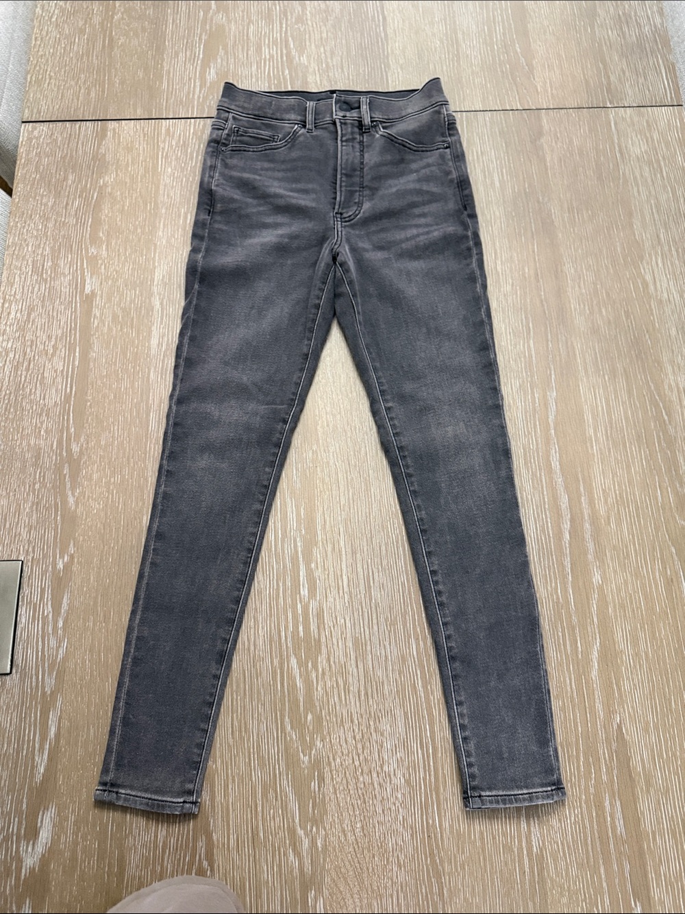 Like new express Women's High-Rise Gray Skinny Jeans 4R